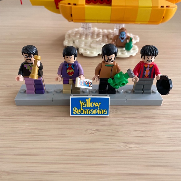 LEGO Ideas: The Beatles Yellow Submarine (21306) - Picture 3 of 9